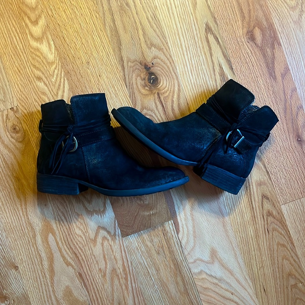 Born black suede size 8.5 ankle boots with fringe